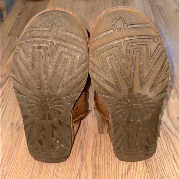 Ugg classic tall boot. Size 9 - Picture 5 of 6